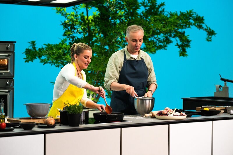 Jan Böhmermann (r.) mit Laura Larsson (l.) in der Sendung „Böhmi brutzelt“. – Bild: Lennart Speer /​ ZDF