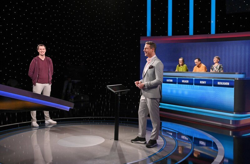 Moderator Alexander Bommes (M.) mit den Kandidat:innen: Benjamin Beling (l.), Katrin Brede (3.v.r.), Volker Graulich (2.v.r.) und Romy Volkmar (r.). – Bild: ARD/​Uwe Ernst