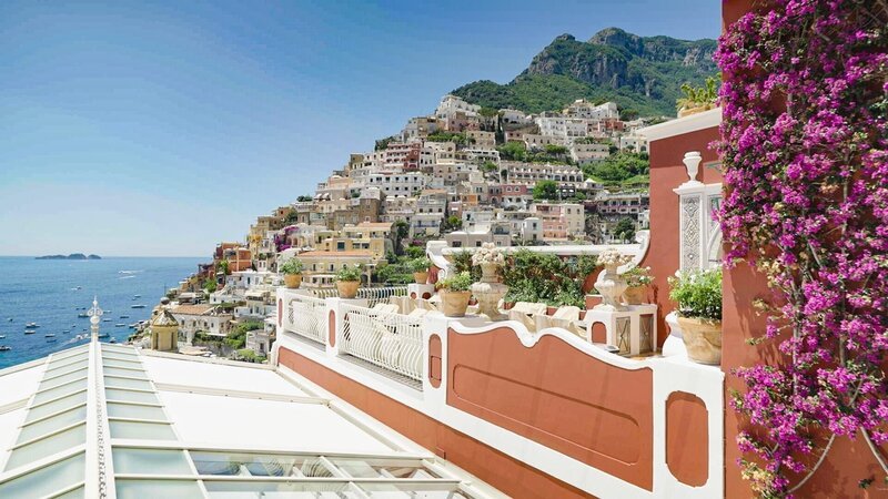 Positano an der Amalfiküste: Meerblick mit der Insel Capri im Hintergrund. – Bild: ORF/​Autentic GMBH