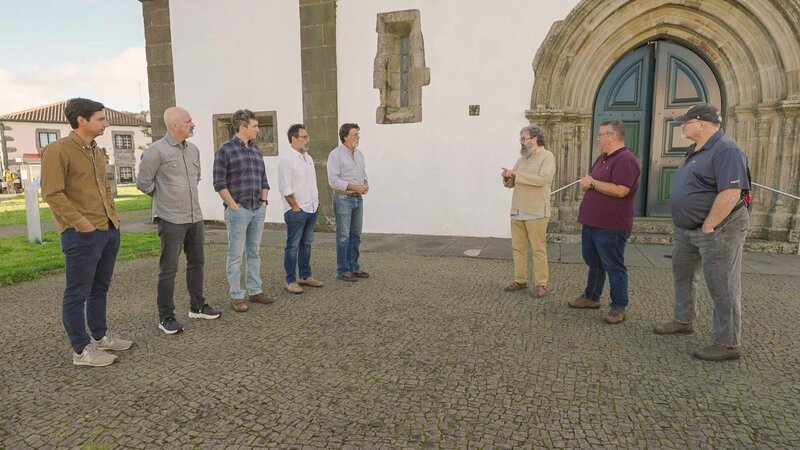 Peter Fornetti (l.), Corjan Mol (2.v.l.), Alex Lagina (3.v.l.), Emiliano Sacchetti (m.), Rick Lagina (4.v.r.), Manuel J. Gandra (3.v.r.), Doug Crowell (r.) – Bild: uklib /​ THE HISTORY CHANNEL /​ Prometheus Entertainment