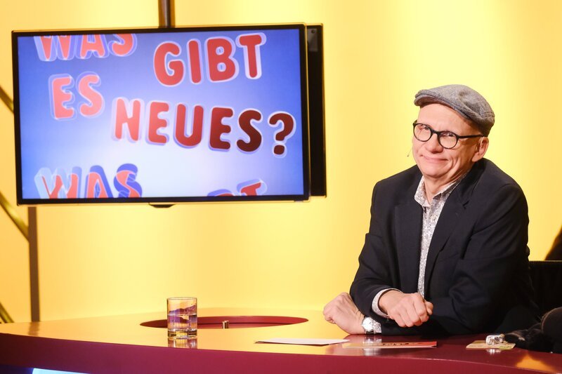 Was gibt es Neues? – Die kuriosesten Fragen, die witzigsten Antworten, die verrücktesten „Dinge der Woche“ und viel Spaß mit Oliver Baier und seinen Gästen. – Im Bild: Oliver Baier. Foto: ORF/​Günther Pichlkostner. Veröffentlichung honorarfrei nur für redaktionelle Berichterstattung in Sendungszusammenhang und mit Copyrightangabe. Kontakt: foto@orf.at – Bild: ORF/​Günther Pichlkostner