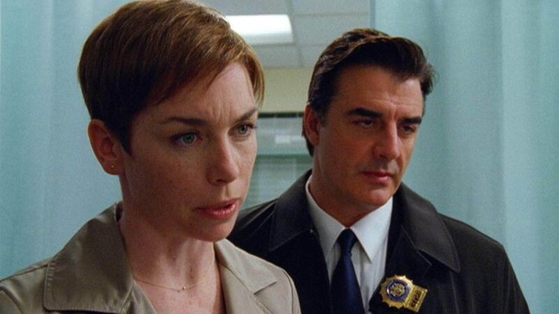 Die Detectives Megan Wheeler (Julianne Nicholson) und Mike Logan (Chris Noth) fragen sich, ob die Filmproduzenten ein Motiv für den Mord haben. – Bild: RTL