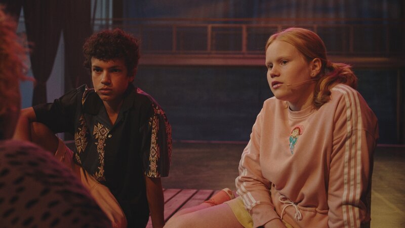 Lumi (Mai Aalto) und Ville (Benjamin Willamo) überlegen, wie sie eine Szene spielen können. – Bild: KiKA/​Yle