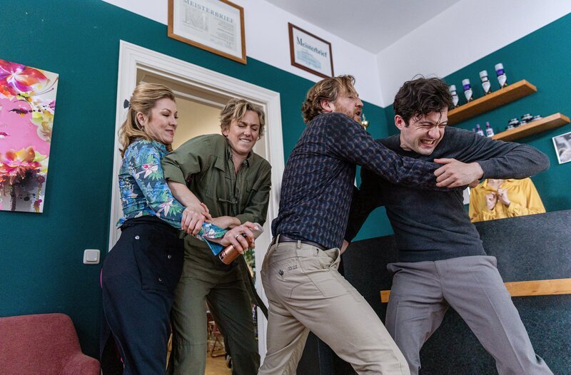 Im Friseursalon von Eva Tönsmann (Genija Rykova) eskaliert der Streit zwischen Sonja (Franziska Machens), Sascha (Tom Radisch) und Lars (Camill Jammal). – Bild: WDR/​MadeFor Film/​Maor Waisburd