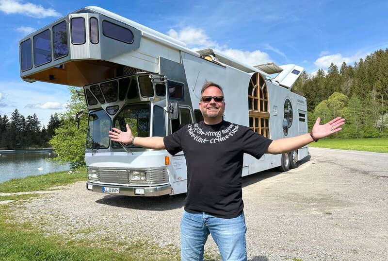 Friso Richter vor einem Mega-Camper. – Bild: HR/​Lukas Lowack