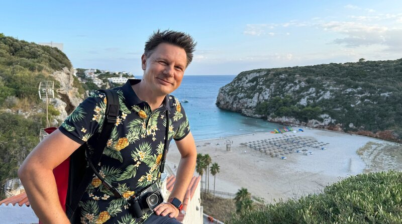 Moderator André Gatzke auf Menorca, der Baleareninsel zum Runterkommen. Motto: „Poc a poc“ – übersetzt „Schritt für Schritt“ und immer mit der Ruhe … – Bild: WDR/​Michael Wieseler