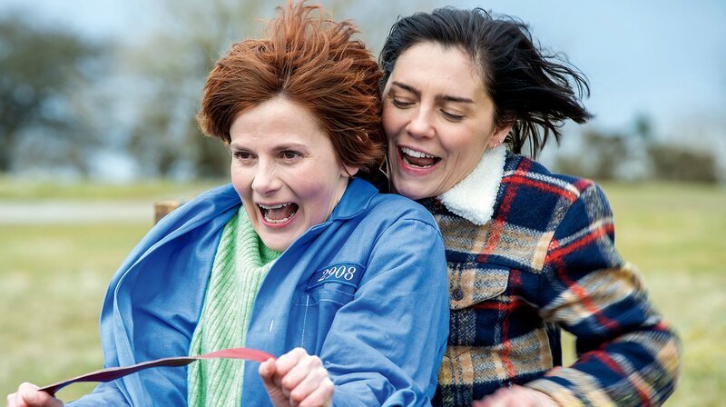 Das Wiedersehen mit Joanne (Annabel Scholey, re.) reißt Helen (Louise Brealey) aus ihrem tristen Alltag raus. – Bild: rbb/​Salzgeber/​Carlton Dixon