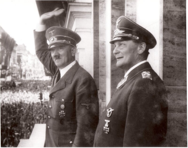 Hermann Göring mit Adolf Hitler, 1938. – Bild: Spiegel TV