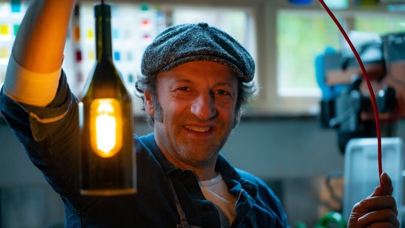 Schmidt Max mit einer selbst gebauten Lampe. – Bild: André Goerschel / BR Schmidt Max mit einer selbst gebauten Lampe. – Bild: André Goerschel / BR
