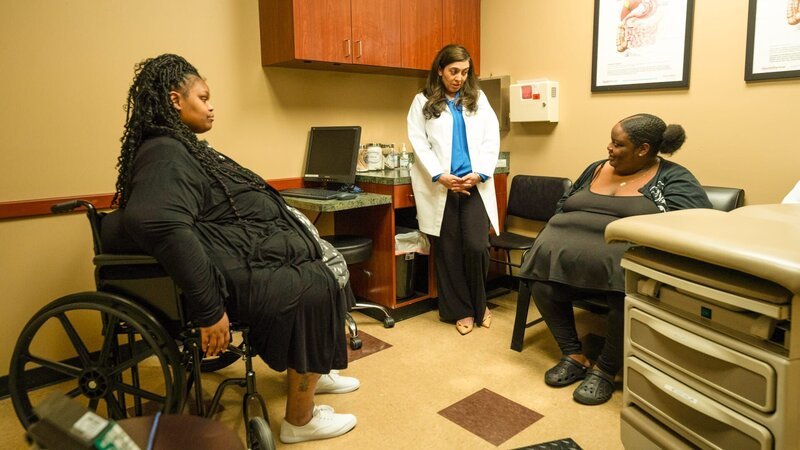 Jasmine Wallace watching Dr. Nouri speak to Nesha Harris. – Bild: TLC (DEUT)