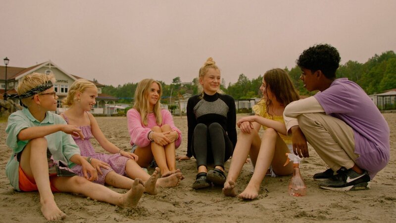 Ohne Andrine (Selma Adeline Opedal, Mitte) ist die Campingplatz-Clique aufgeschmissen. Von links: Mattis (Leon Mosand-Christensen), Nille (Emilie Lindgren-Asly), Silje (Sienna Rosie Schei), Andrine (Selma Adeline Opedal) und Lea (Sofia Haug Khoury). – Bild: WDR/​Annicken Aasheim/​Alvilde Naterstad