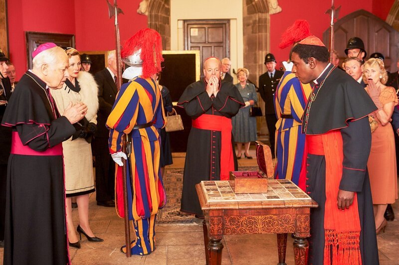 Bishop Reynard (Michael Pennington, l.), Cardinal Bonipogio (Roger Ashton-Griffiths, M.) und Cardinal Papillon (Colin McFarlane, r.) müssen feststellen, dass das heilige Kreuz gestohlen wurde. Es sollte ein Geschenk des Papstes an die Queen sein. – Bild: ORF/​BBC/​Gary Moyes
