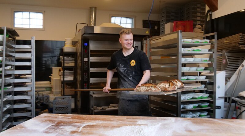 Bäckermeister Lukas Kröhl setzt auf lange Teigführung und frische Bio-Backwaren. – Bild: NDR/​Stella Jordan