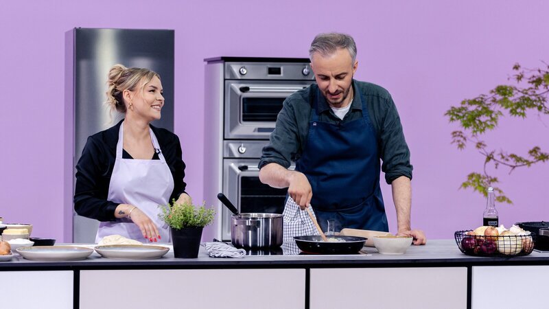 Jan Böhmermann gemeinsam mit Dagi Bee in „Böhmi brutzelt“. – Bild: ZDF