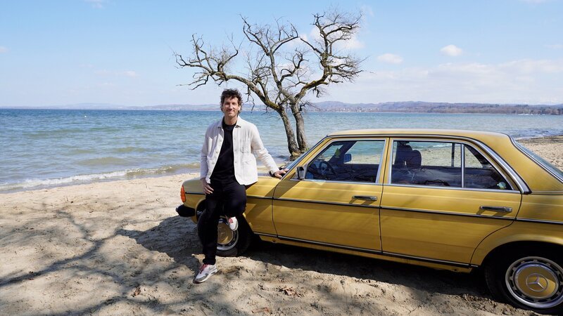 Donat Hofer mit Mercedes Benz 200 Jahrgang 1981 – Bild: SRF/​Rene Alfeld