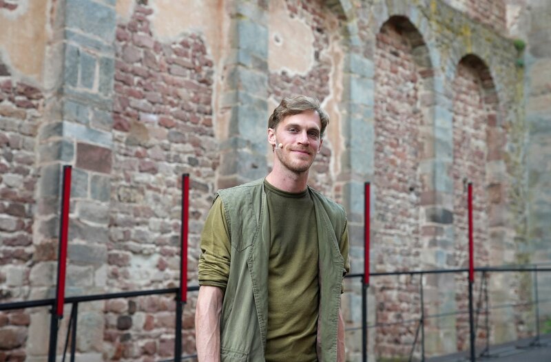 Schauspieler Thieß Brammer übernimmt bei den Bad Hersfelder Festspielen als Parsival die Hauptrolle im gleichnamigen Theaterstück. – Bild: HR/​Jasper Landmann /​ HR/​Pressestelle