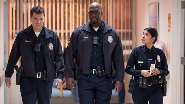 When a toddler is found at the scene of a crime, John and Bailey must decide whether to let the child go to a shelter for the night or care for her themselves. Meanwhile, when someone from his past returns, Tim disappears and leaves Lucy in the dark. NATHAN FILLION, RICHARD T. JONES, LISSETH CHAVEZ – Bild: TVDB