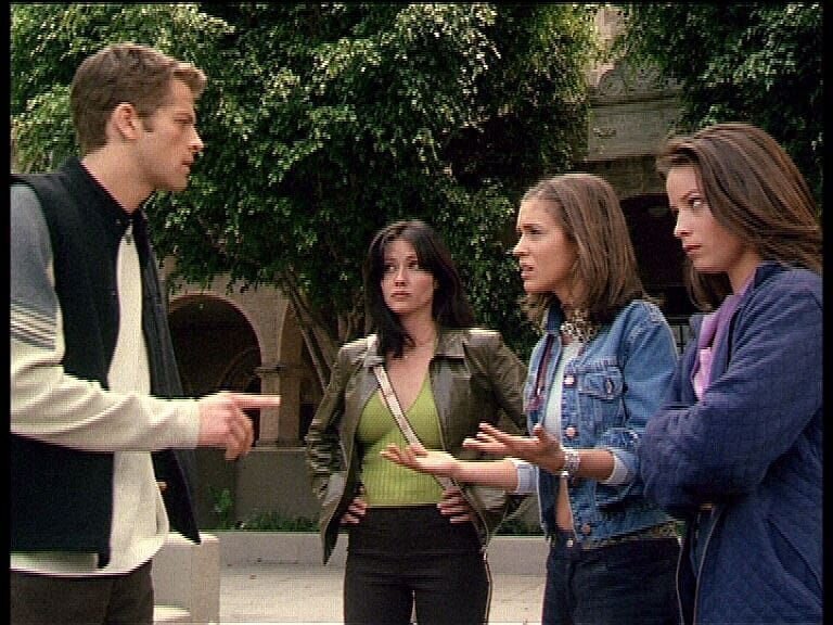(v.r.n.l.) Piper (Holly Marie Combs), Phoebe (Alyssa Milano) und Prue (Shannen Doherty) wollen Eric (Misha Collins) davon überzeugen, dass sie ihm im Kampf gegen die Dämonen nur beistehen wollen. – Bild: ProSieben Media AG
