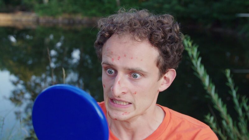 Checker Julian entdeckt: Gegen irgendwas muss er allergisch sein! – Bild: BR/​megaherz gmbh/​Hans-Florian Hopfner/​KiKA