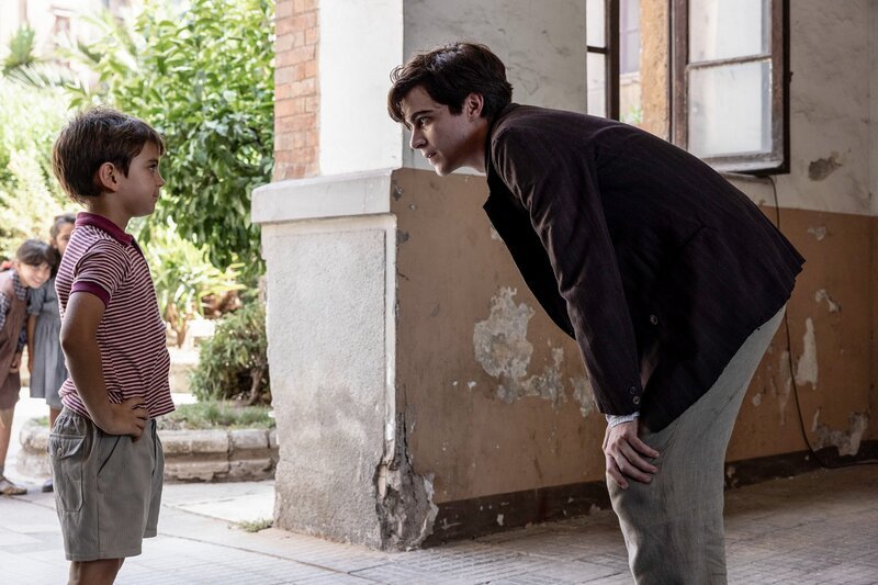 Useppe (Mattia Basciani, li.) freut sich, David (Lorenzo Zurzolo) in Rom wiederzusehen. – Bild: ORF /​ Rai Fiction /​ Picomedia /​ Thalie Images /​ Beta Film /​ Maila Iacovelli, Fabio Zayed