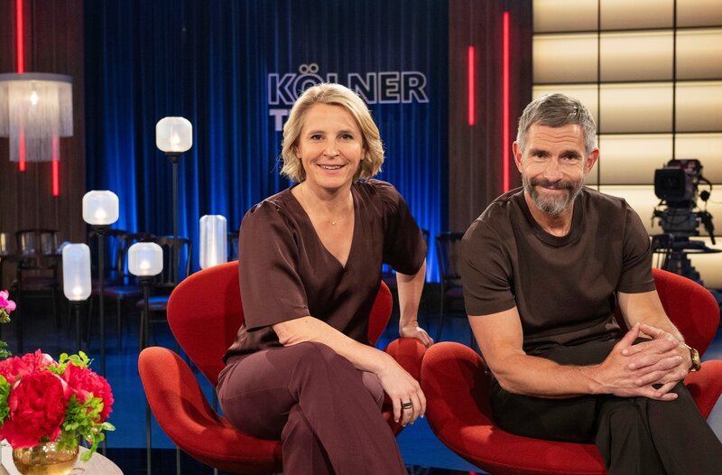 Susan Link (l) und Micky Beisenherz moderieren die Sendung. – Bild: WDR/​Flow/​Melanie Grande