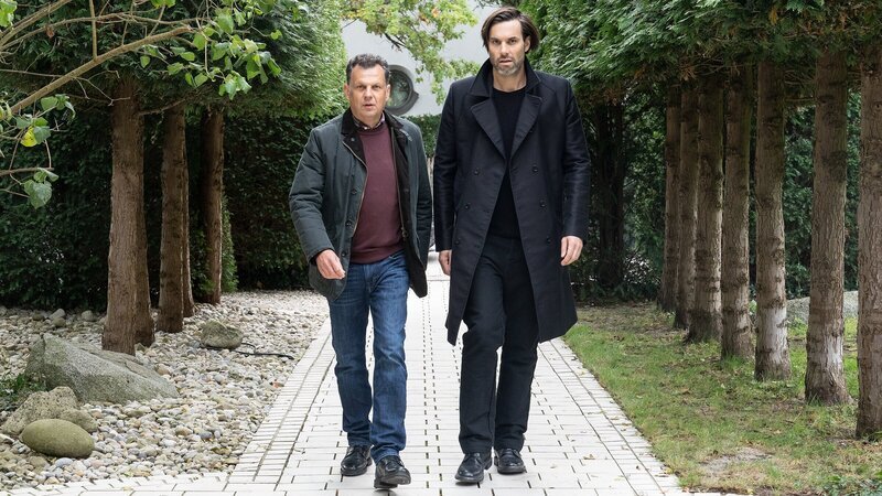Anton Simhandl (Gerhard Wittmann, l.) und Lukas Laim (Max Simonischek, r.) ermitteln in einem Mordfall. – Bild: 3sat