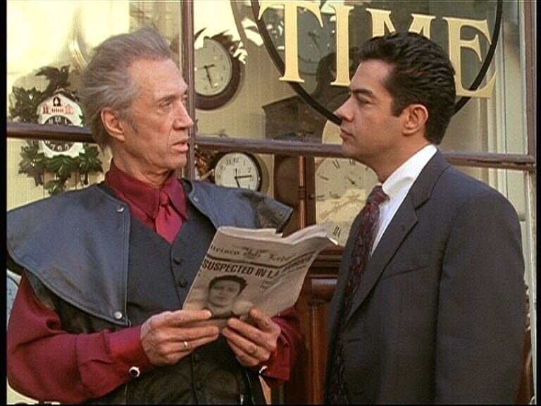 Tempus (David Carradine, l.) instruiert seinen Handlanger Rodriguez (Carlos Gomez, r.), die drei Schwestern zu töten. – Bild: ProSieben Media AG