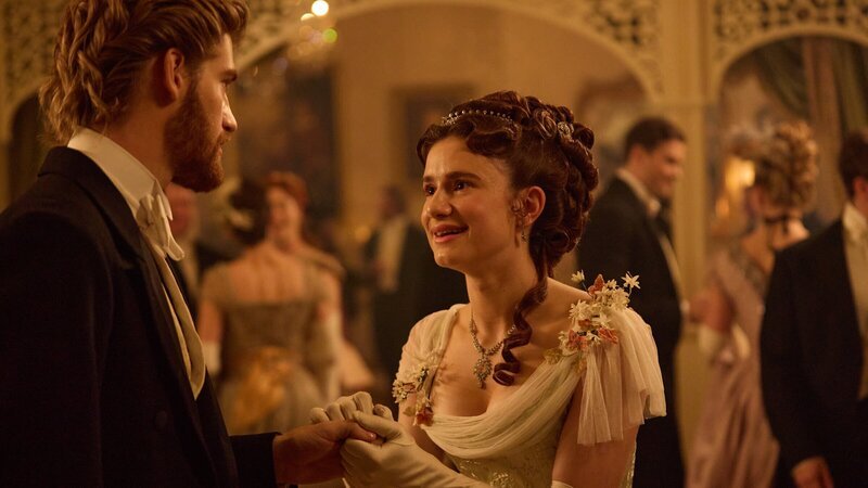 June Forsytes (Justine Emma Moore) 18. Geburtstag ist Anlass für einen glanzvollen Ball, der sie zugleich als Debütantin in die Gesellschaft einführt. Sie hofft auf die Unterstützung ihres Stiefvaters Joylon (Danny Griffin) an diesem für sie so aufregenden Abend. – Bild: ZDF