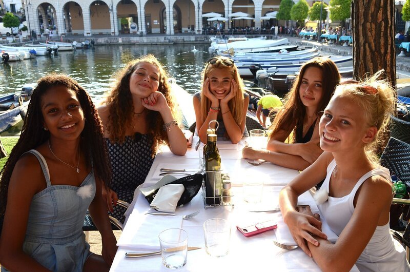 Serena, Natalie, Luna, Kaya und Jolina (v.l.n.r.) beim Essen im Hafen – Bild: ZDF /​ Jonas Stracke
