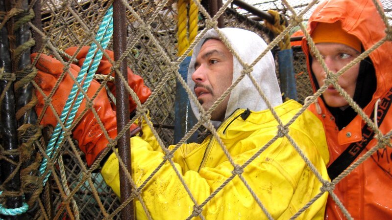 Deckhands Eddie Uwekoolani and Mike Fourtner on the Time Bandit. – Bild: Discovery