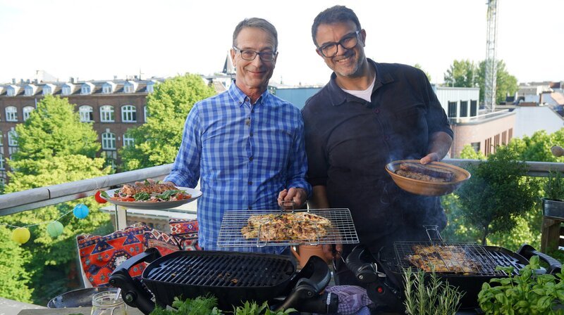 Dr. Matthias Riedl und Tarik Rose (r.) beim Grillen – Bild: NDR/​dmfilm/​Florian Kruck