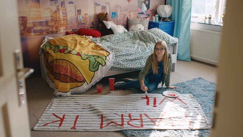 Floor (Bobbie Mulder) bereitet eine Überraschung vor. – Bild: NDR/​NL Film/​Maurice Trouwborst