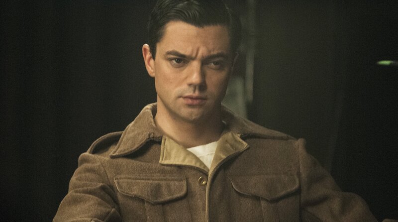 Ian Fleming (Dominic Cooper) – Bild: WDR/​Sky Atlantic/​Justin Downing/​ECOSSE/​Liam Daniel for Sky Atlantic