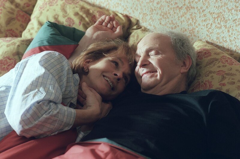 Gerdi (Senta Berger) erliegt dem spröden Charme ihres Taxikollegen Frank (Michael Gwisdek). – Bild: ZDF