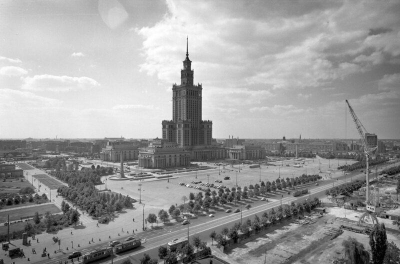 Im noch vom Zweiten Weltkrieg gezeichneten Warschau stand der Kulturpalast wie ein weißer Palast im Nichts. – Bild: Narodowe Archiwum Cyfrowe Warszawa