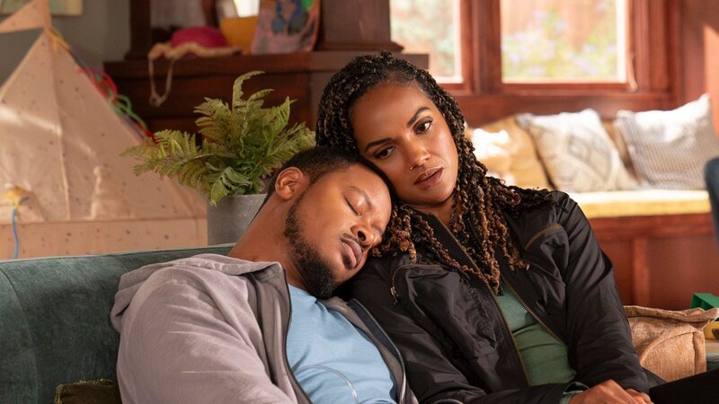 Detective Harper (Mekia Cox, r.) pflegt ihren geschwächten Mann, James Murray (Arjay Smith, l.). Doch sein Genesungsprozess erfordert viel Zeit und Kraft. – Bild: ZDF