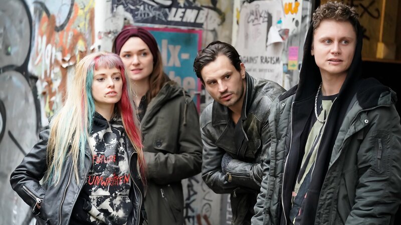 Lucy (Josephin Busch, 2.v.l.) hat Zugang zu der linksradikalen Gruppe „Franken 17“ gefunden und das Vertrauen von Doro (Anne-Marie Waldeck, l.), Giovanni (Jaime Ferik 2.v.r.) und Niklas (Rafael Gareisen, r.) gewonnen. – Bild: ZDF
