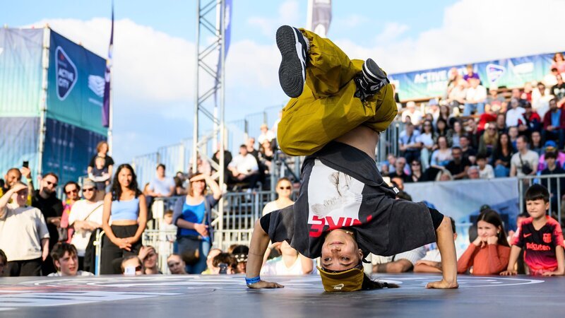 B-Girl Jilou im Ranking-Battle bei den Deutschen Meisterschaften in Hamburg. – Bild: 3sat