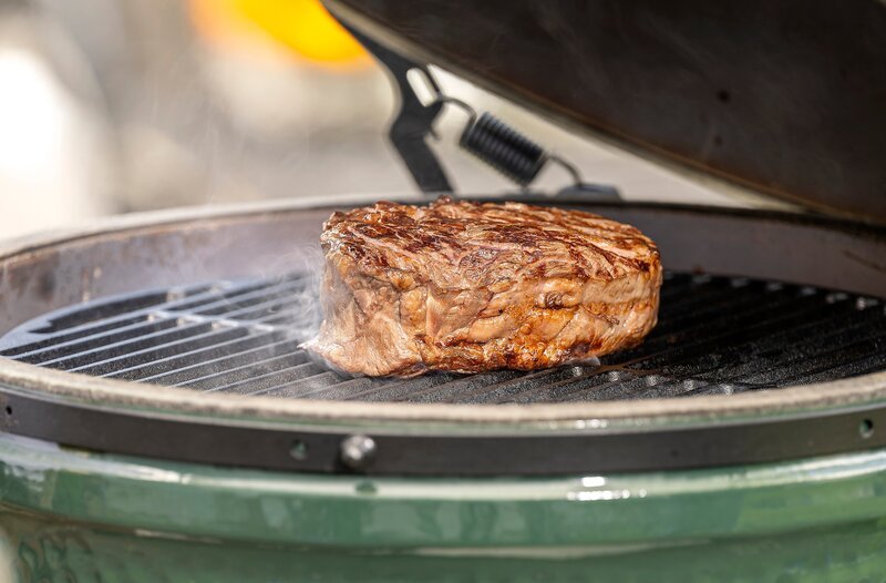 Ein Steak liegt auf dem Grill. – Bild: BR/​Ralf Wilschewski
