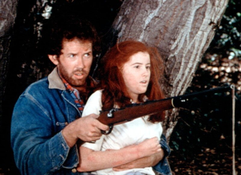 Job (Gary Grubbs, l.) hat Elizabeth (Kami Cotler, r.) entführt. – Bild: WARNER BROS. INTERNATIONAL TELEVISION