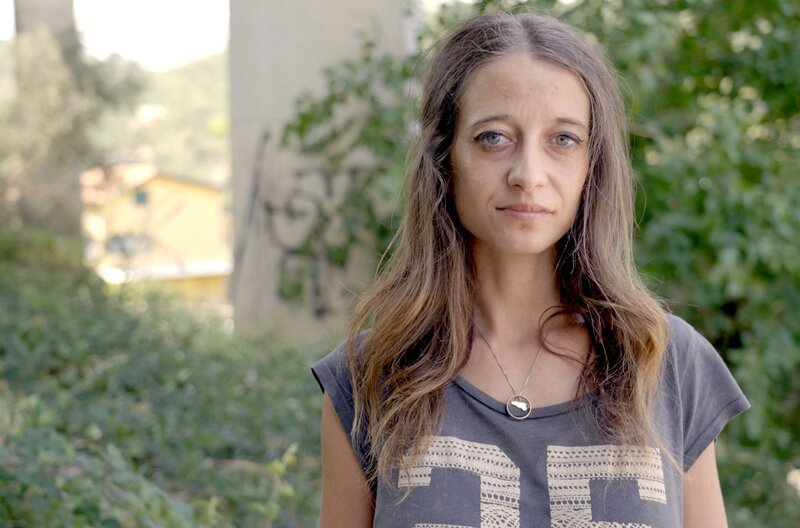 Andreina Albano trauert um ihren Vater, der vor zwei Jahren im Feuer ums Leben kam. – Bild: ZDF /​ Kevin Köhrmann
