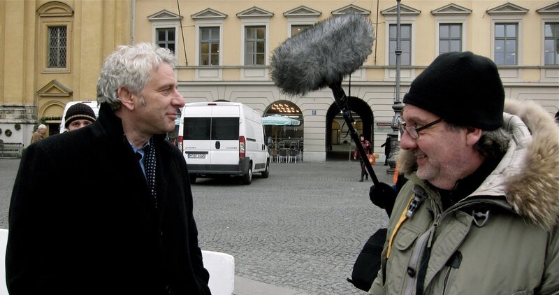 Udo Wachtveitl und Regisseur Tilman Wolff besprechen auf dem Odeonsplatz die nächste Szene. – Bild: BR/​Daniel Ritter