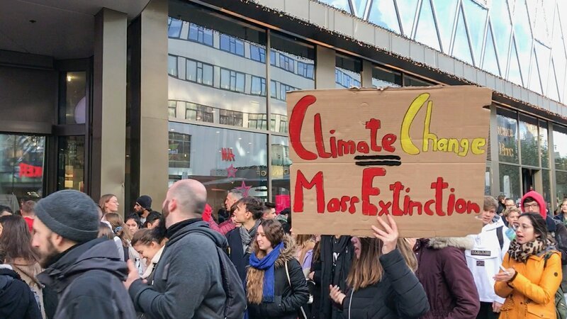 Auch die Zivilgesellschaft übt zunehmend Druck auf Unternehmen aus. – Bild: SRF/​ZDF/​Dennis Berger