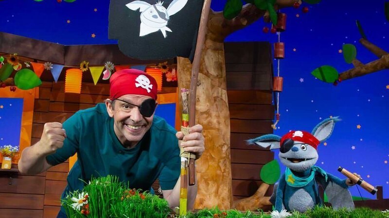 Fidi und Juri spielen grässliche Piraten im Baumhaus. – Bild: KiKA