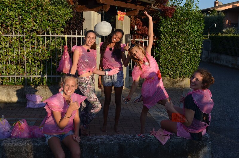 Jolina, Kaya, Serena, Luna und Natalie (v.l.n.r.) beim Mülltrennen. – Bild: ZDF/​Jonas Stracke