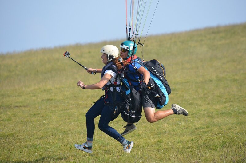 Natalie im Tandemsprung beim Paragliding – Bild: ZDF/​Jonas Stracke