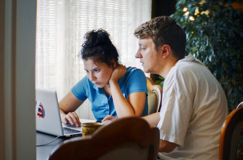 „Keine Garantie. Nur Selbstabholung“ – Simon und Lea, ein junges Paar, wollen ihre lädierte Waschmaschine lieber online verscherbeln, als sie selbst zu entsorgen. – Bild: Anna Hawliczek