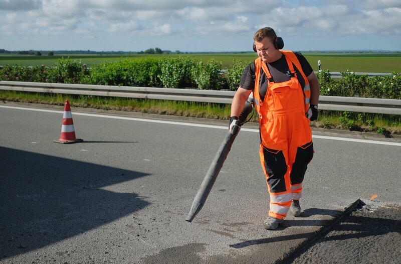 Alles muss porentief sauber sein - Paul Wilk bei der Asphaltierung auf der A20 – Bild: Matthias Ruuck / Clip Film / NDR Alles muss porentief sauber sein - Paul Wilk bei der Asphaltierung auf der A20 – Bild: Matthias Ruuck / Clip Film / NDR