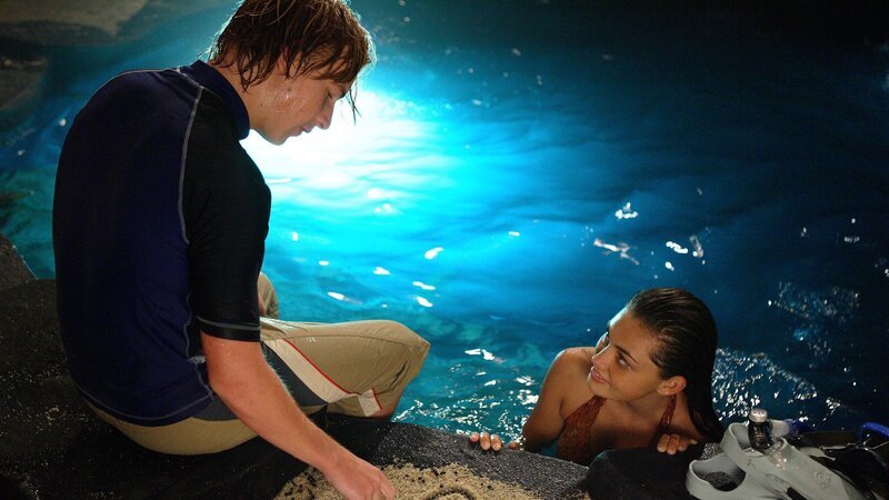 Cleo (Phoebe Tonkin, r.) und Lewis (Angus McLaren, l.) turteln total verliebt am Mondsee. – Bild: ZDF und Jasin Boland