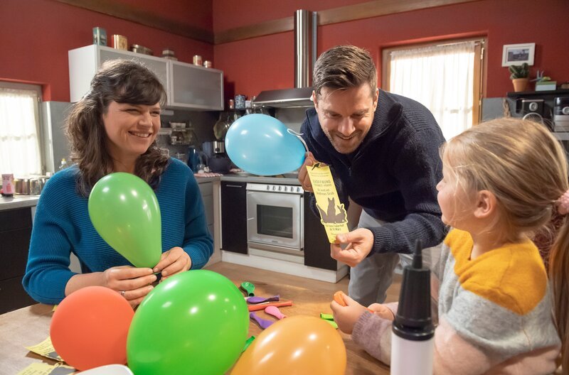 Familie Eva, Andreas und Carlotta Grub steckt noch mitten in den Vorbereitungen zur Eröffnung der Tierarztpraxis (v.li. Lucie Muhr, Ralph Gassmann und Mila Breitner). – Bild: SWR/​Alexander Kluge